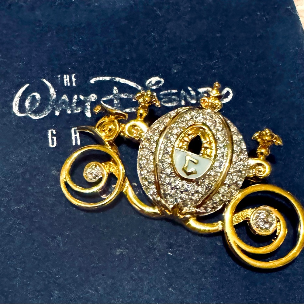 RARE~Cinderellas Coach Broach LIMITED ANNIVERSARY PIN ONLY 1000 made lot # 864